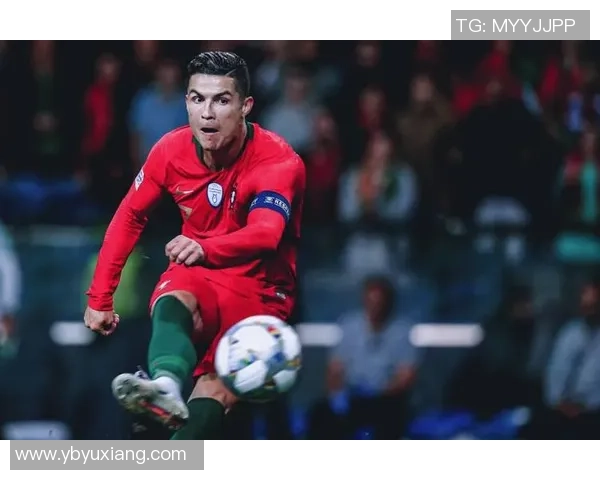 足球明星卷发男生的魅力瞬间展现时尚与运动的完美结合 足球明星卷发男生的魅力瞬间展现时尚与运动的完美结合